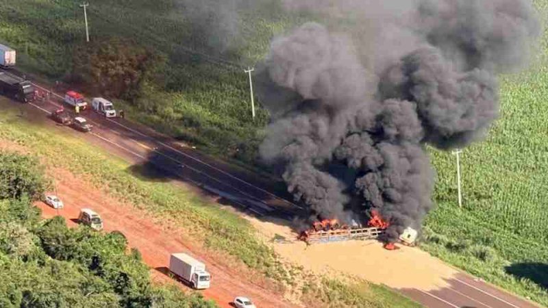 BR 277 – Carreta pega fogo após batida com caminhonete em Céu Azul