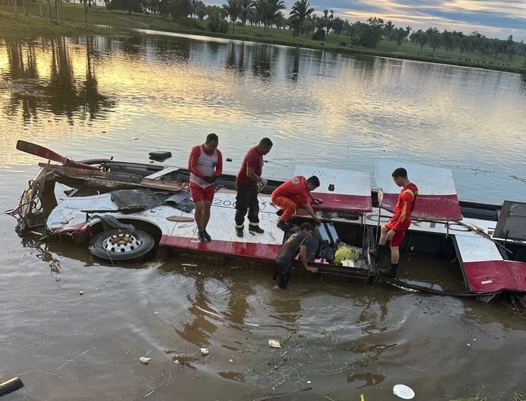 Acidente – Ônibus cai em açude no interior do Maranhão e deixa ao menos 2 mortos e 14 feridos