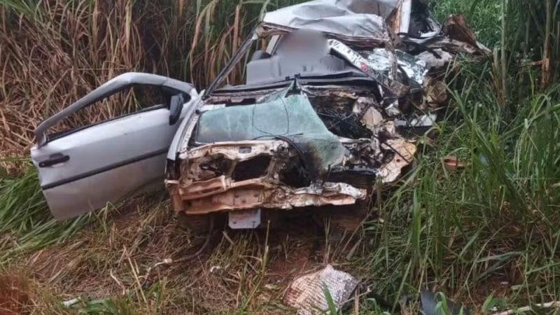 MG – Pai, filho e enteado morrem após carro bater em caminhão; mãe dos meninos estava grávida e perdeu o bebê