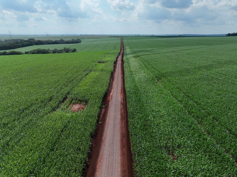 Guaíra – Município realiza melhorias em estrada rural entre Rancho Alegre e Bela Vista