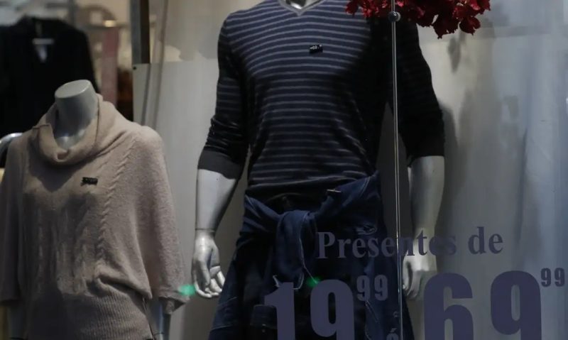 Economia – Impostos representam quase metade do preço de roupas no Brasil