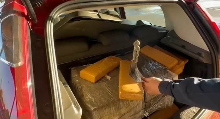 Guaíra – PRF apreende 150 kg de maconha espalhados em assoalho e porta-malas de veículo na BR-272