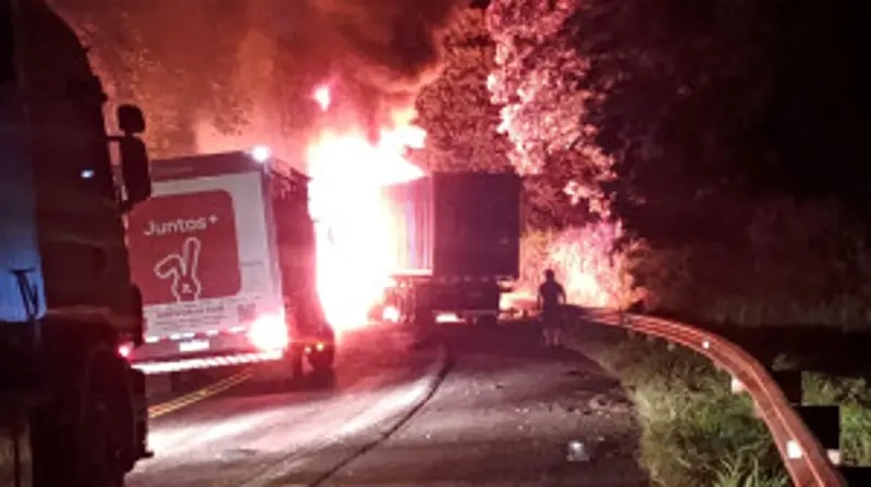 BR 277 – Grave acidente entre carro e caminhão termina com explosão e uma morte em Matelândia