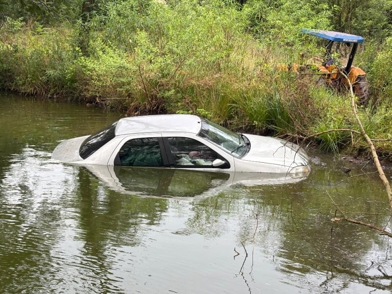 Mercedes – Carro carregado com agrotóxicos contrabandeados cai em açude durante fuga da PRF