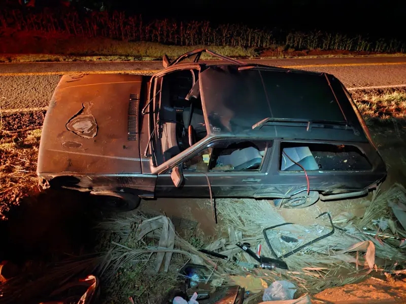 Trânsito – Motorista fica ferido após capotamento na PR-495 em Serranópolis do Iguaçu