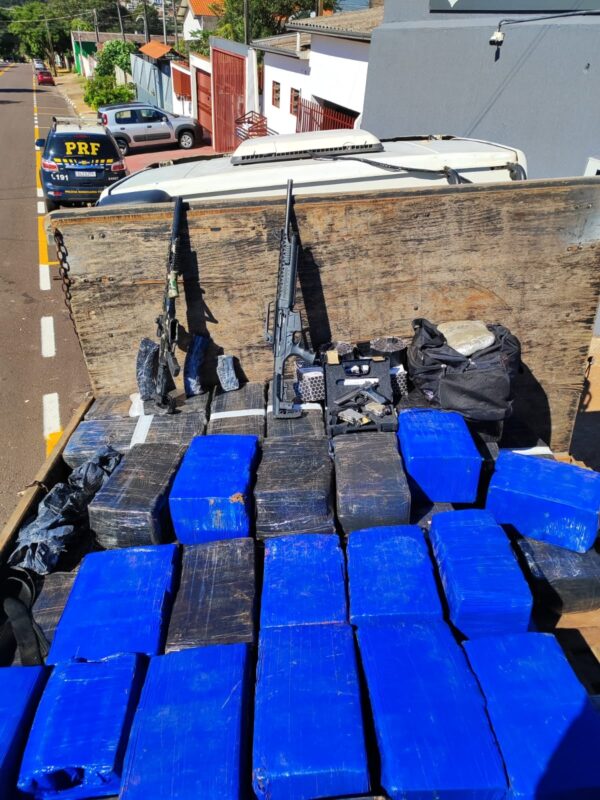 Toledo – Mais de 2,8 toneladas de maconha e três armas são apreendidas em caminhão