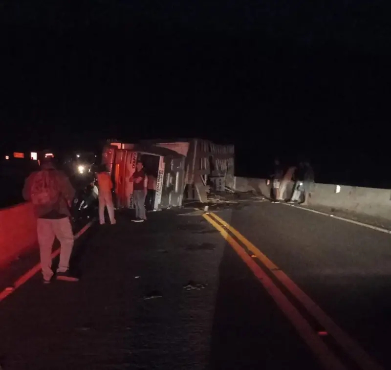 PR 484 – Caminhão tomba sobre ponte em Quedas do Iguaçu