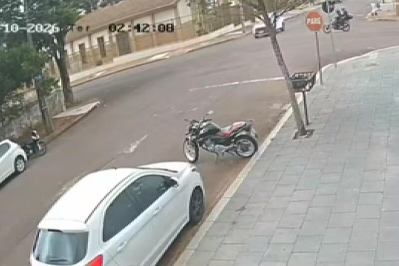 Cascavel – Mulher que levava filho na garupa de moto morre ao bater em carro que furou preferencial