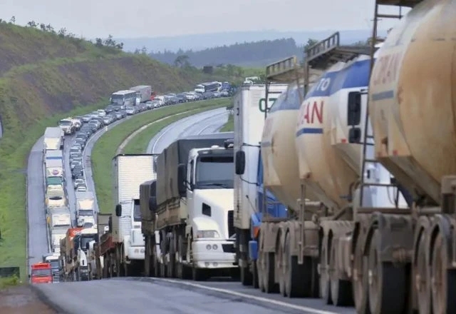 Trânsito – PRF divulga calendário que proíbe circulação de veículos pesados nos feriados de 2026