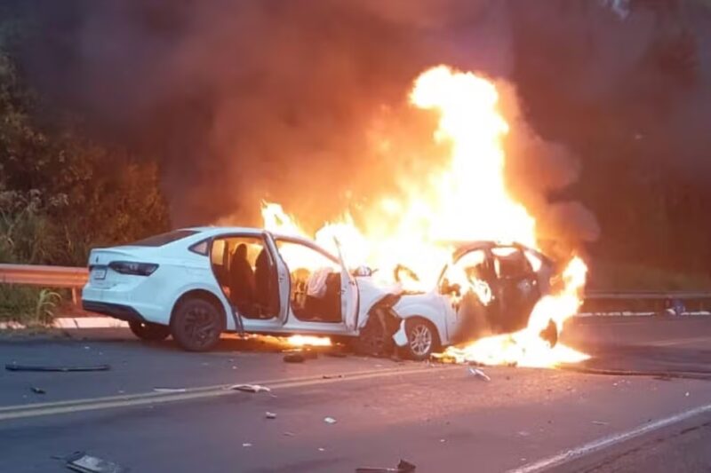 RS – Quatro pessoas morrem e carros pegam fogo após colisão na BR 287