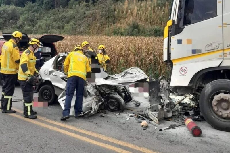 BR 470 – Colisão entre carro e carreta deixa quatro mortos em Santa Catarina
