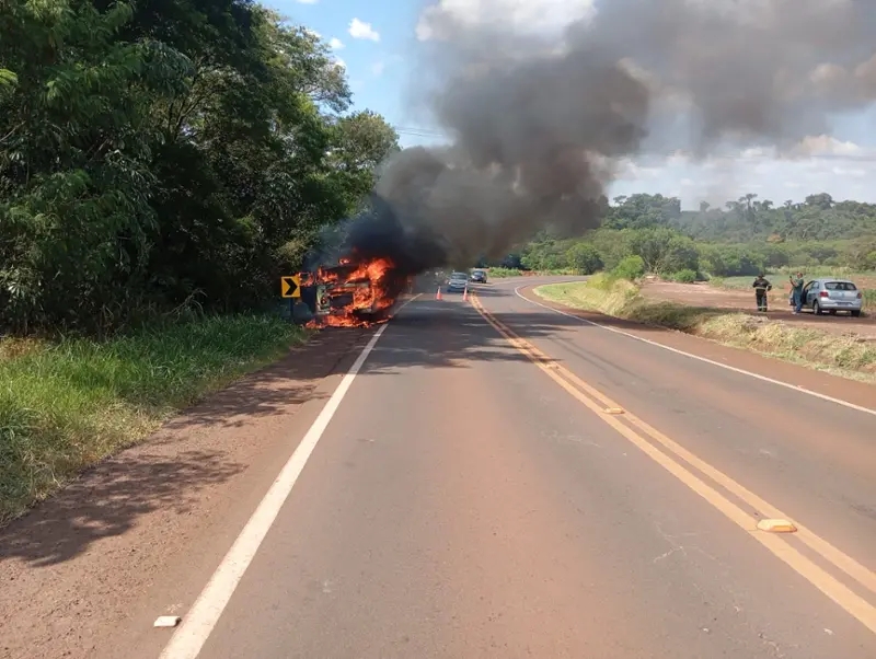 PR 239 – Kombi é destruída por incêndio entre Assis Chateaubriand e Jesuítas