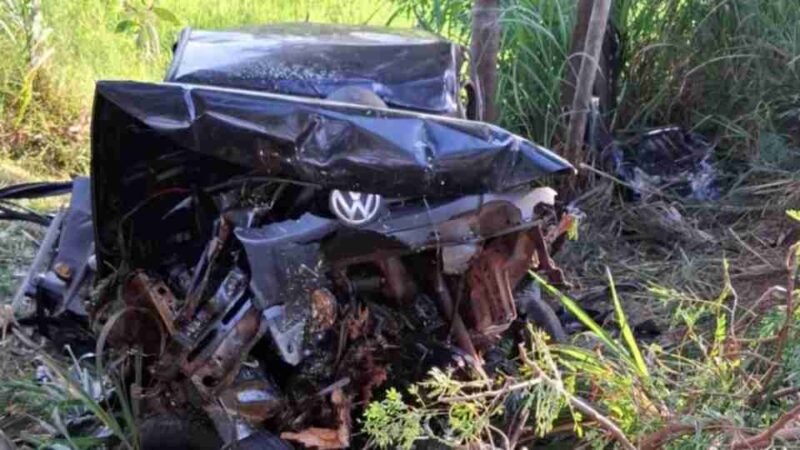 Trânsito – Carro bate contra árvore na PR 550 e causa morte de duas pessoas