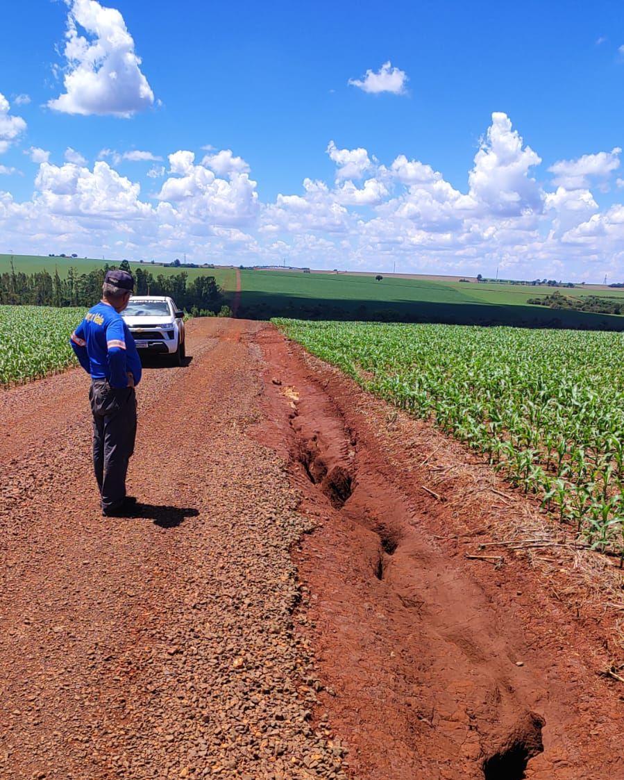 Guaíra – Diretoria de estradas de rodagens realiza reparos em estradas rurais após chuvas intensas