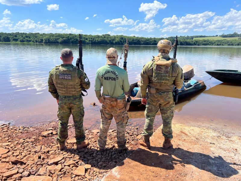 Mercedes – Policiais apreendem embarcação com mais de 1,2 tonelada de maconha no Rio Paraná