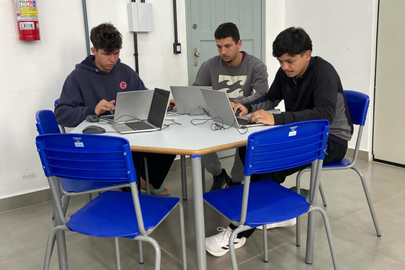 Educação – Governo conclui entrega de carteiras hexagonais para 2.060 escolas da rede estadual