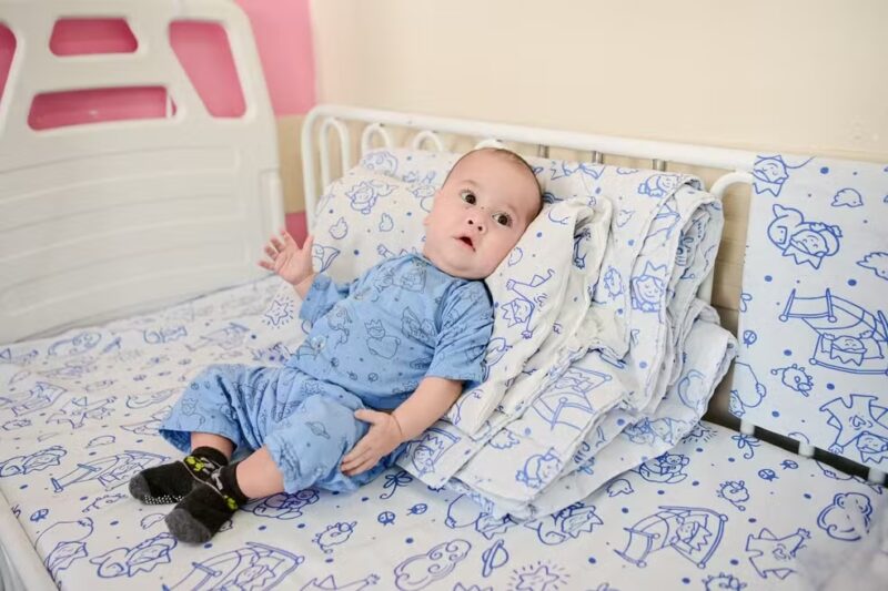 Paraná – Bebê que vive com intestino 6 vezes menor que o ideal ganha alta após ficar internado desde o nascimento