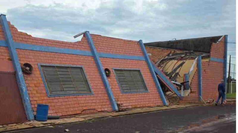 Região – Temporal causa destelhamentos e derruba árvores em Quedas do Iguaçu