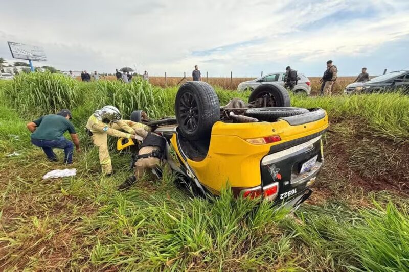 Trânsito – Policial morre e outro fica ferido após viatura aquaplanar e capotar em rodovia, do PR