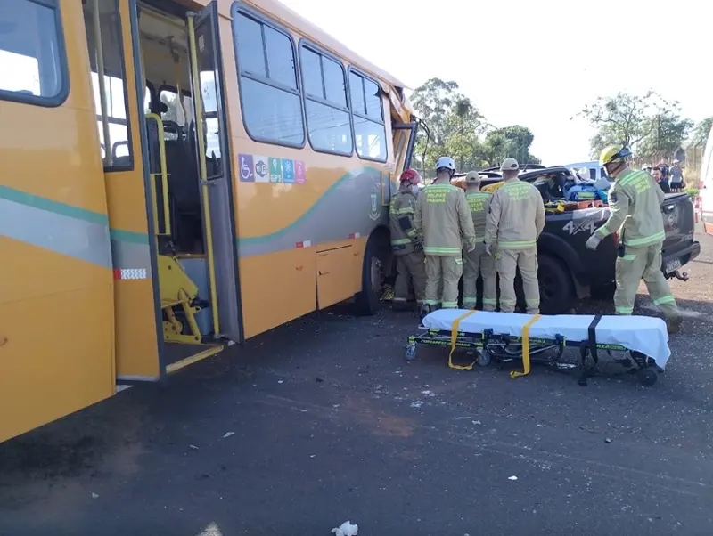 BR 272 – Acidente entre caminhonete e ônibus deixa seis feridos em Campo Mourão
