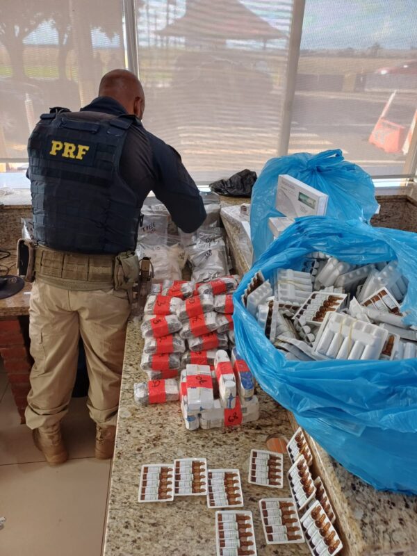 BR 277 – PRF apreende medicamentos irregulares e anabolizantes em van que transportava família