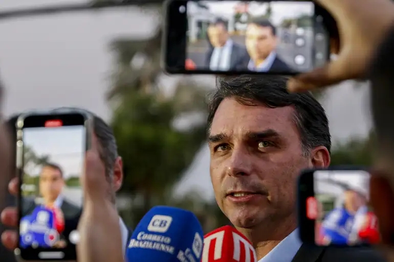 Eleições – Flávio Bolsonaro afirma que Michelle e Carlos são pré-candidatos ao Senado e Jair Renan,  Câmara