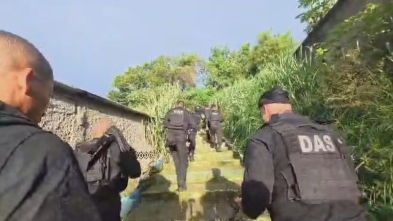 RJ – Menina de 13 anos que sofreu estupro coletivo só foi liberada depois que um dos criminosos recebeu uma ligação