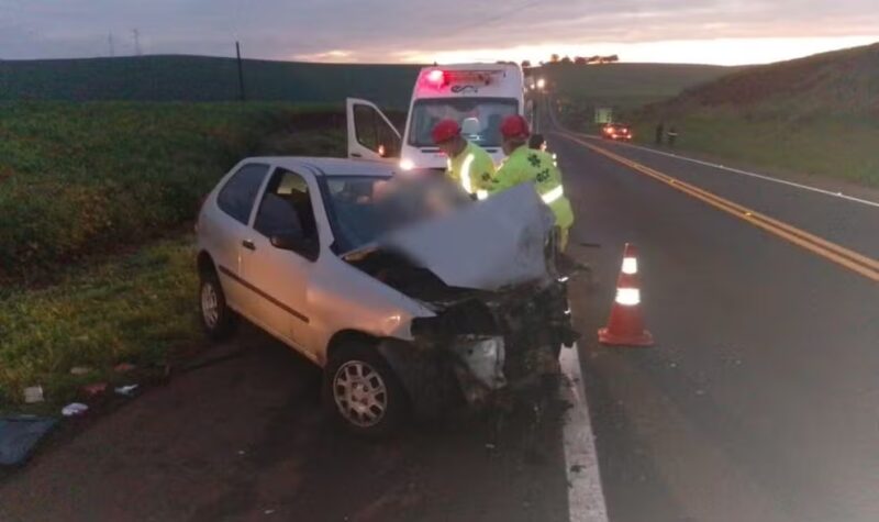 Trânsito – Motoristas tentam evitar acidente, se envolvem em batida frontal no acostamento e três pessoas morrem, no Paraná