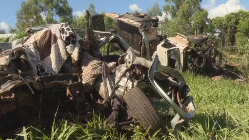 BR 376 – Dois morrem em batida entre caminhão com piche, veículo da prefeitura que transportava pacientes e carro, no PR