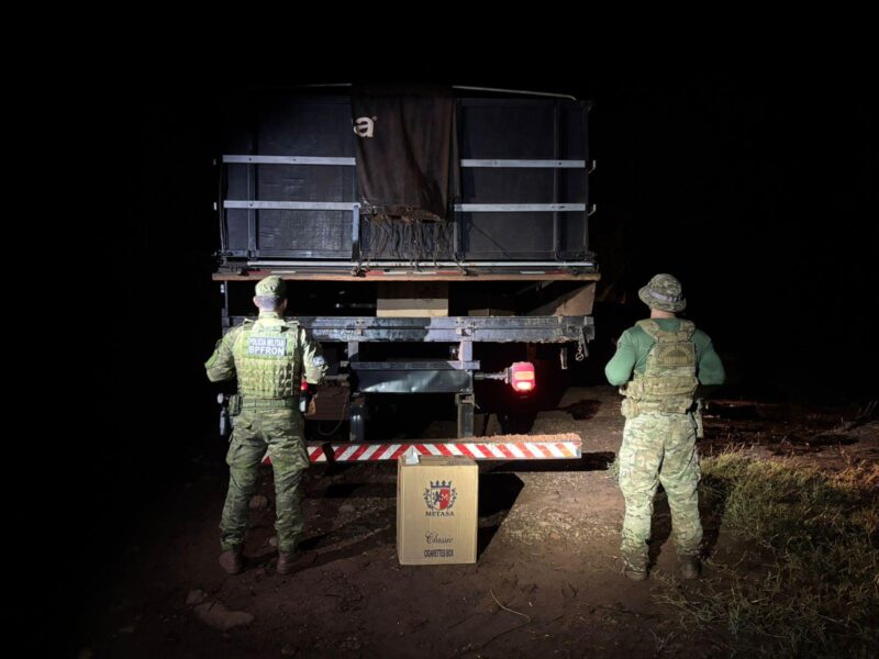 Guaíra – Policiais realizam apreensão de caminhão com cigarros paraguaios