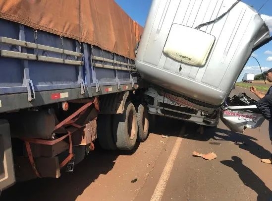 Trânsito – Acidente envolve três carretas na BR-163 entre Toledo e Marechal Rondon