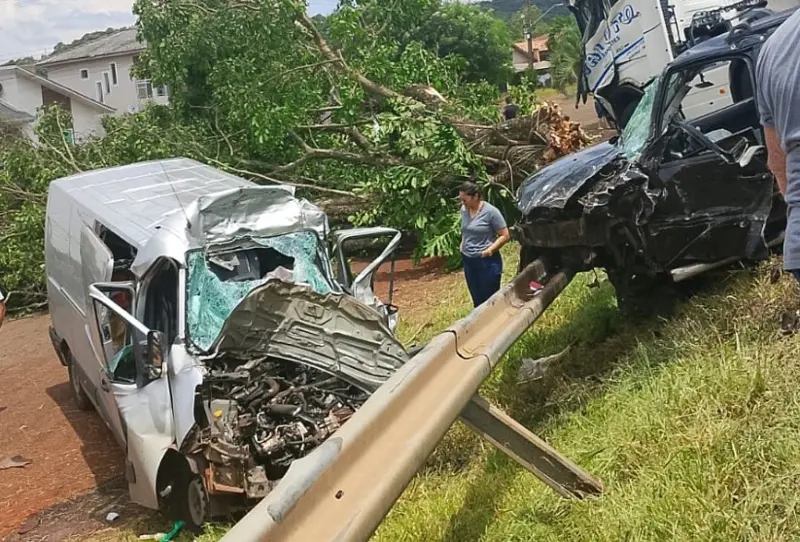 Trânsito – Acidente entre van e caminhão-tanque deixa um morto e três feridos na BR-277