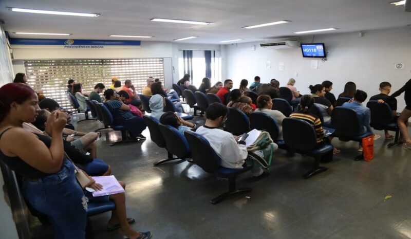 Crise – Fila do INSS atinge recorde histórico e passa de 3 milhões de pedidos