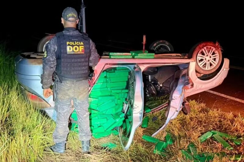 Ponta Porã – Carro capota durante fuga e polícia encontra uma tonelada de maconha