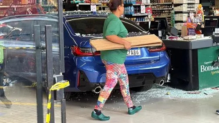 Trânsito – Carro de luxo invade supermercado no centro de Cascavel