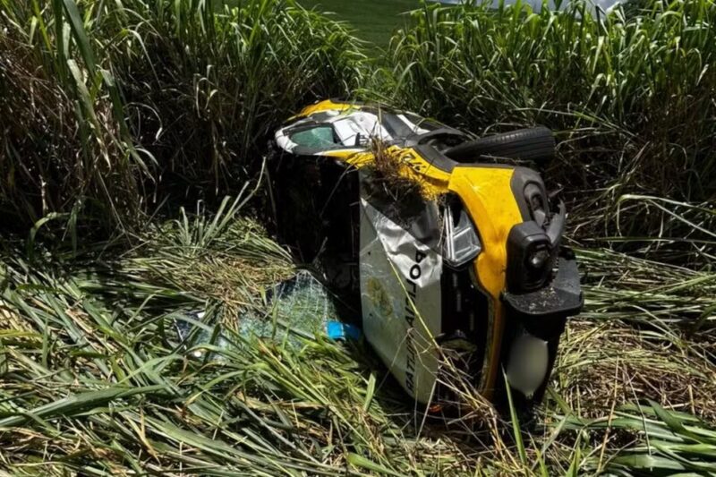Trânsito – Policial fica ferido em capotamento após batida entre viaturas que tentavam desviar de cone em rodovia do Paraná