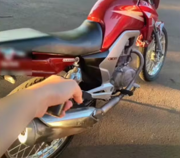 Paraná – Jovem publica foto exibindo arma em rede social, familiar denuncia e namorado dela é preso