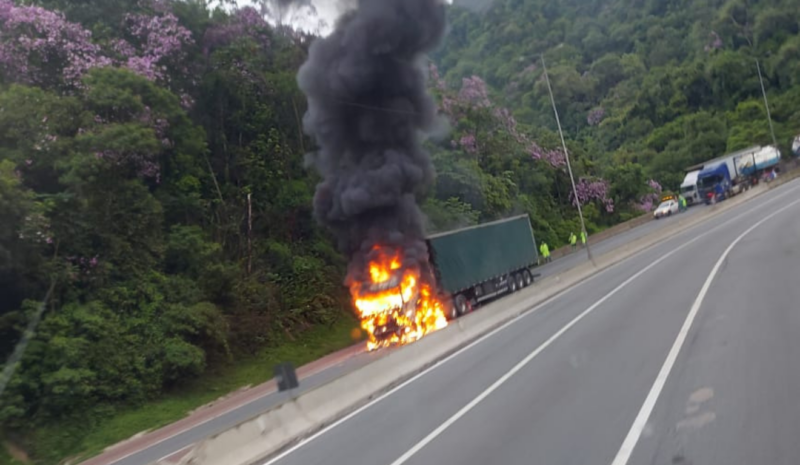 Trânsito – Carga de cerveja de caminhão que pegou fogo na BR-376 no PR é saqueada