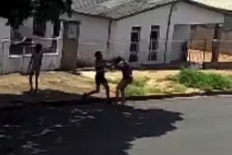 Paraná – Mãe é presa por espancar filhas adolescentes no meio da rua após elas se recusarem a acompanhá-la em festa