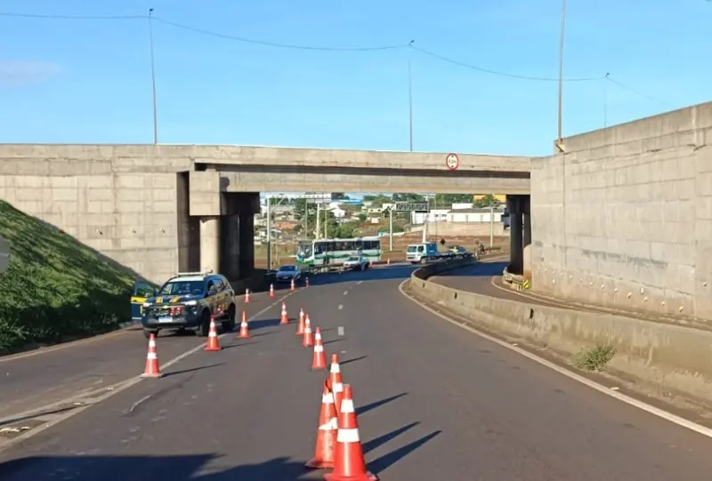 Cascavel – Caminhão carregado com 38 toneladas de farinha tomba no Trevo Cataratas