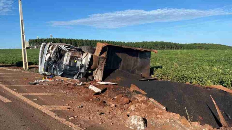 Trânsito – Trabalhador morre em tombamento na PR 180, em Cascavel