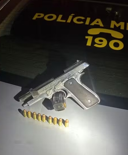 Cascavel – Homem atira na própria perna ao tentar guardar arma e acaba preso