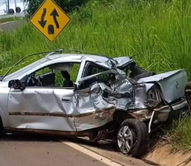 Umuarama – Adolescente morre após carro em que estava com família ser atingido por caminhão