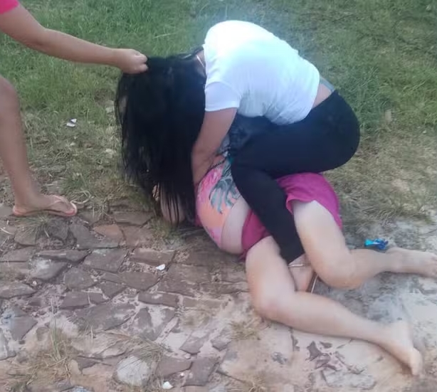 Segurança – Criança filma mãe sendo espancada por outra mulher no meio da rua; vítima morreu horas depois, no Paraná