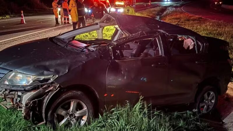 BR 163 – Homem morre e mulher fica ferida após carro sair da pista e capotar no Paraná