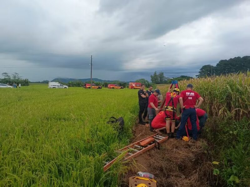 SC – Tio e sobrinho morrem afogados após serem sugados por sistema de drenagem em rio