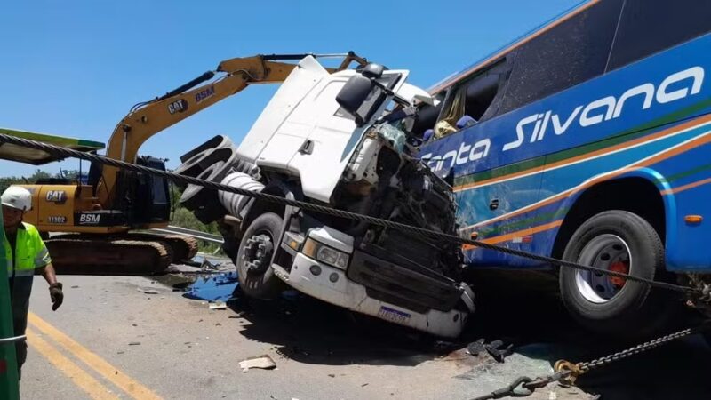 RS – Colisão entre caminhão e ônibus deixa seis mortos na BR 116