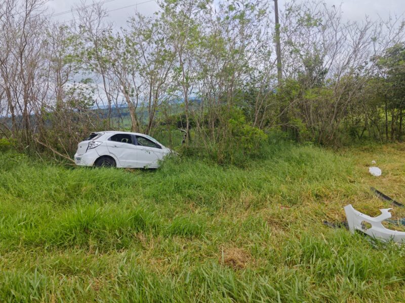 Trânsito – Capotamento na PR 488 deixa cinco pessoas feridas em Diamante d’Oeste