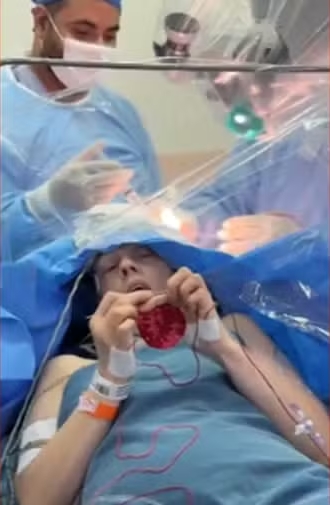 Cascavel – Paciente fica acordada e faz crochê enquanto médicos retiram tumor do cérebro dela