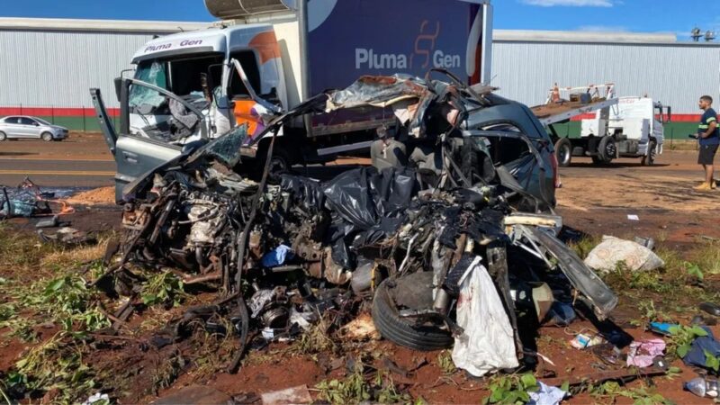 Trânsito – Seis pessoas da mesma família morrem em acidente enquanto voltavam da praia, no PR